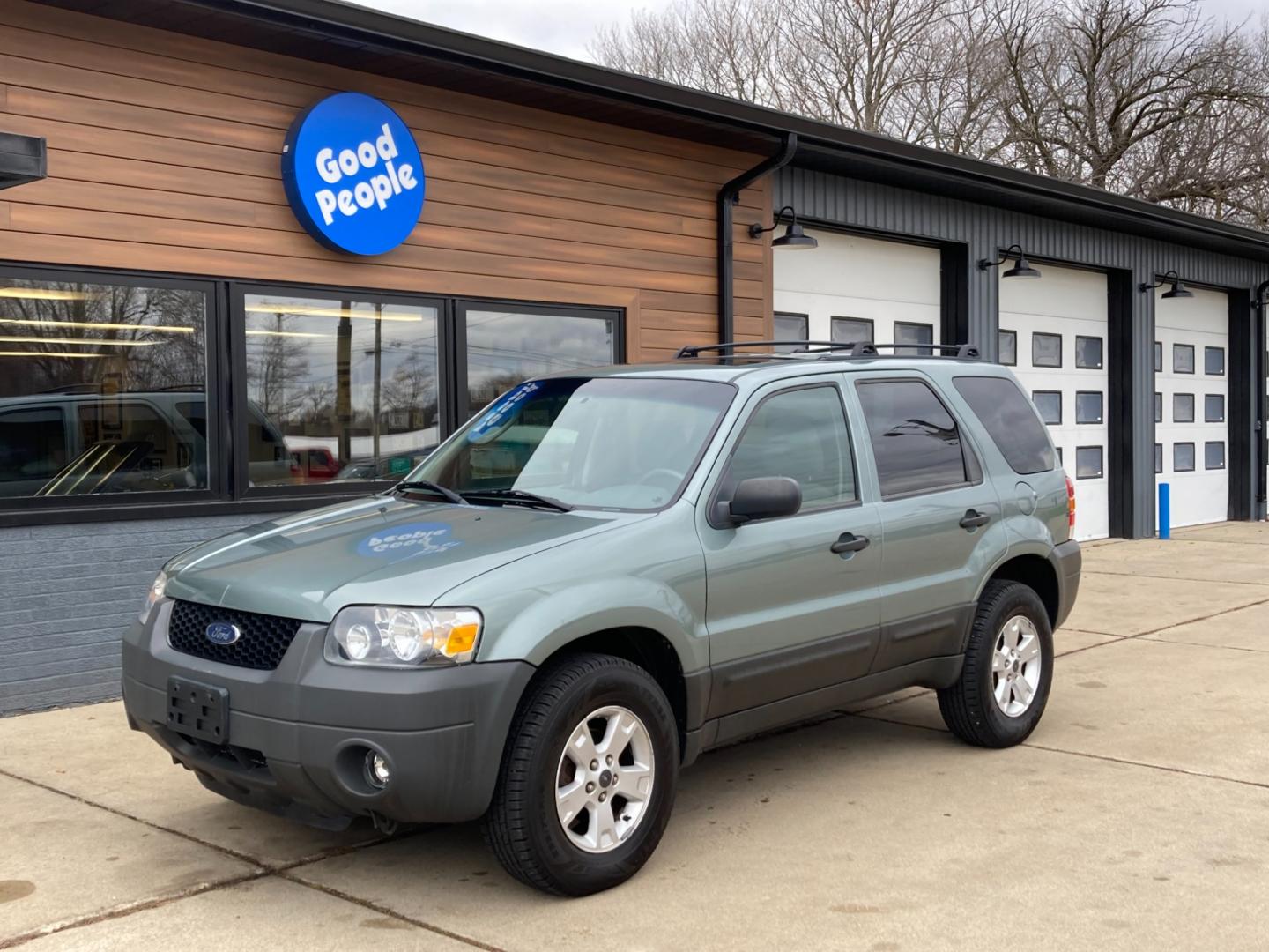 2005 Seamist Green Met Ford Escape XLT 2WD 2.3L (1FMYU03Z85K) with an 2.3L L4 DOHC 16V engine, 4-Speed Automatic Overdrive transmission, located at 1800 South Ihm Blvd, Freeport, IL, 61032, (815) 232-5543, 42.278645, -89.607994 - Photo#3